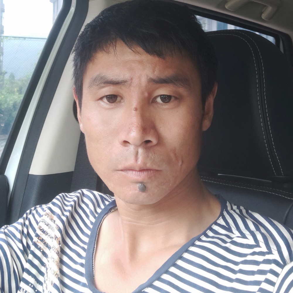 炙热拿羽毛的照片