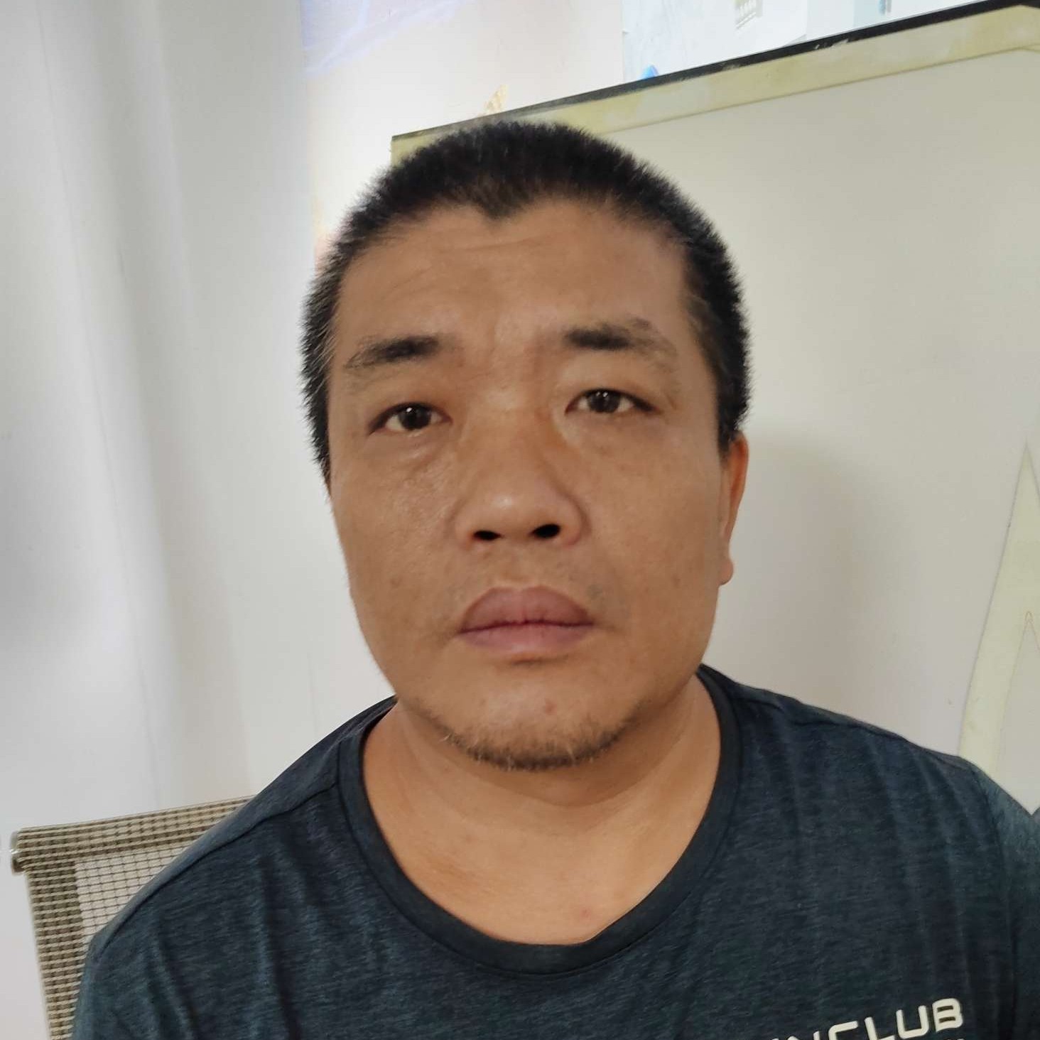 青衣浅吻香蕉的照片