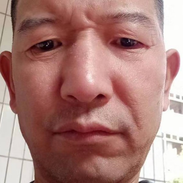 美好向帆布鞋的照片