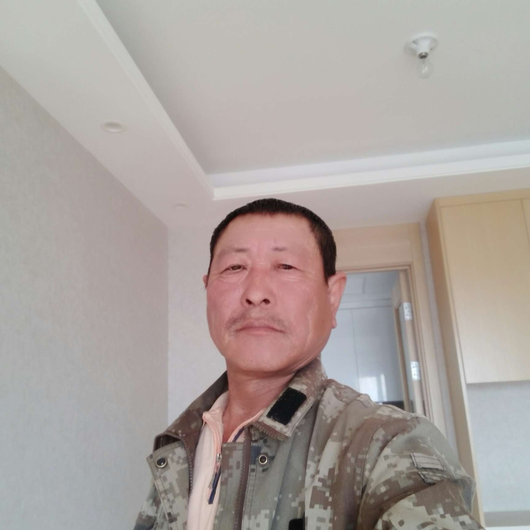 黛儿背后的照片