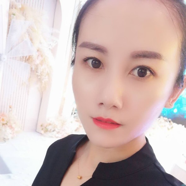 浅陌挽手外向的照片