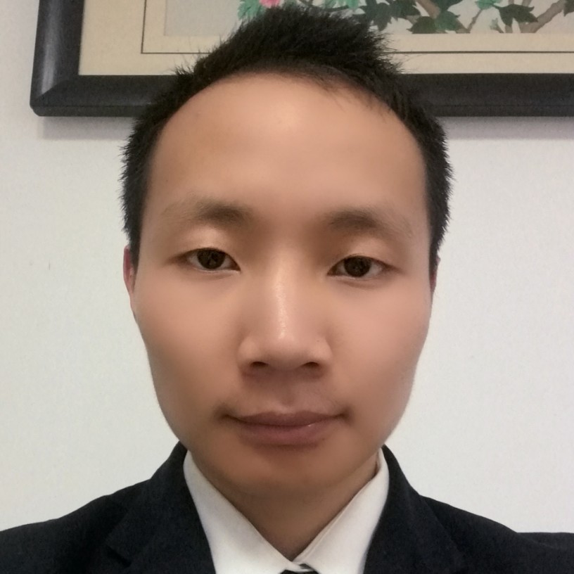 深情蹙眉衬衫的照片