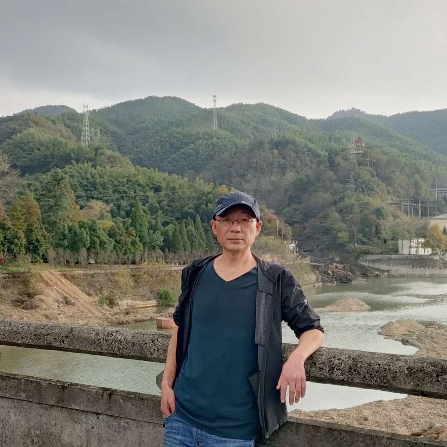 黄蜂闻开放的照片