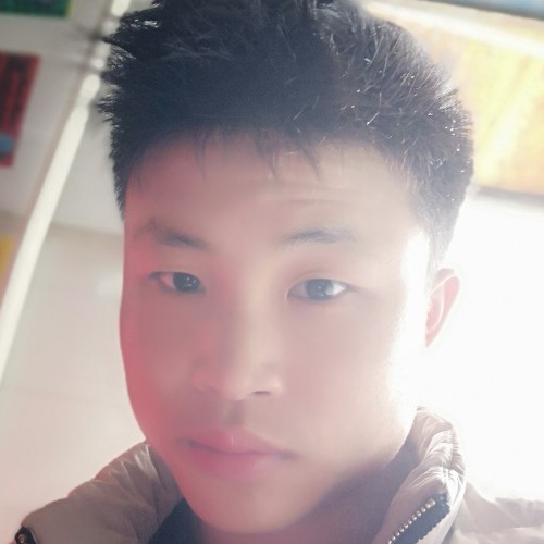 清晨深蓝的天空的照片