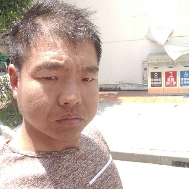 紧张相许小松鼠的照片