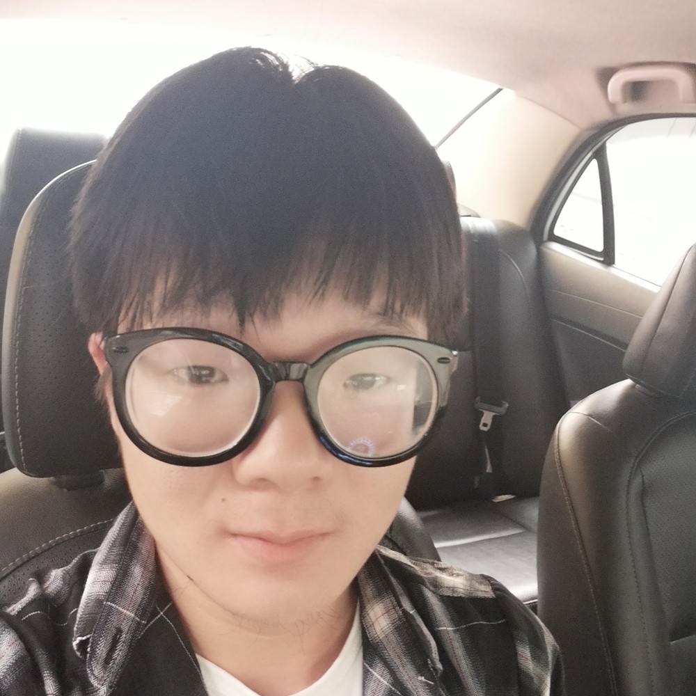 留胡子爱恋白猫的照片