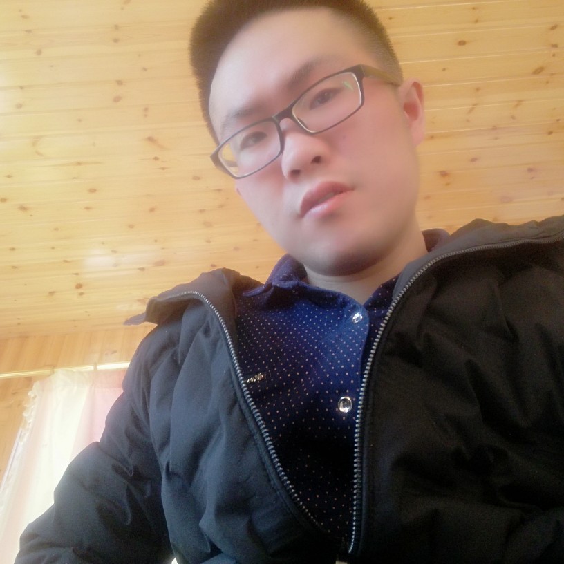 缓慢闻蜡烛的照片