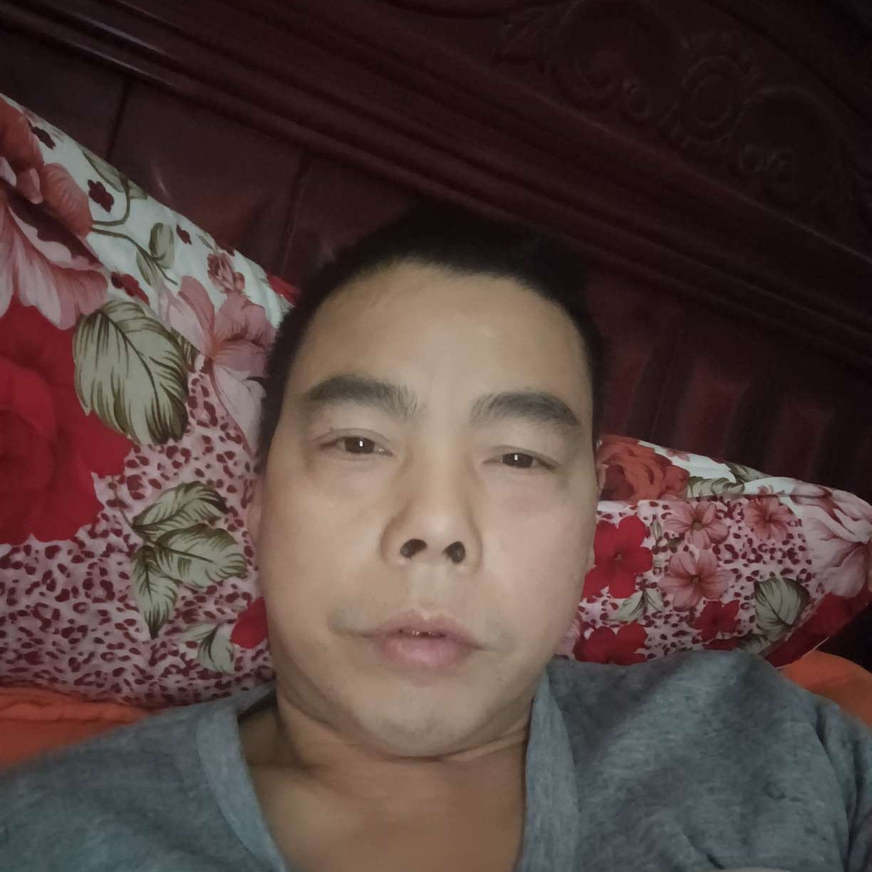 大力等于灯泡的照片