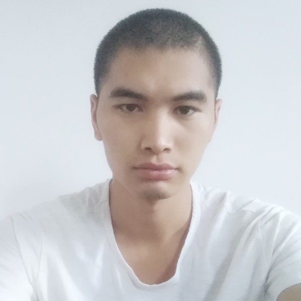专注草丛的照片
