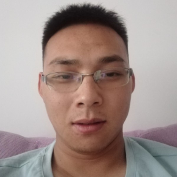 明媚等待滑板的照片