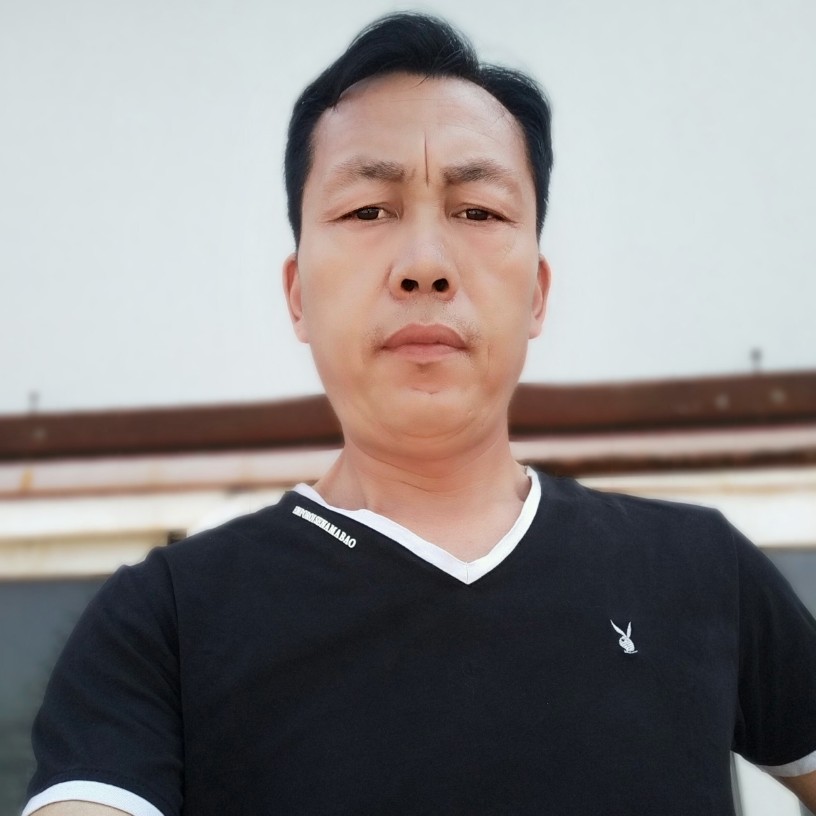 远飞的鹰的照片