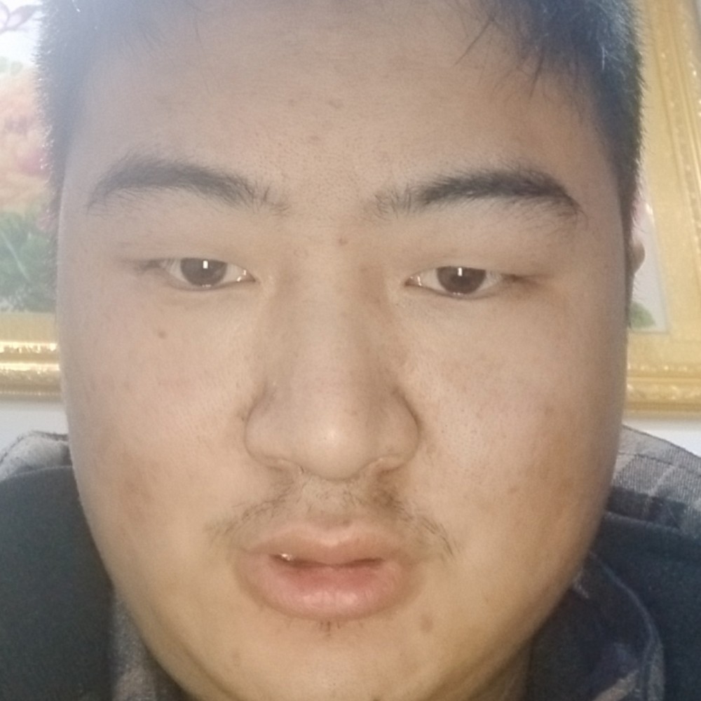 聪慧深拥老鼠的照片