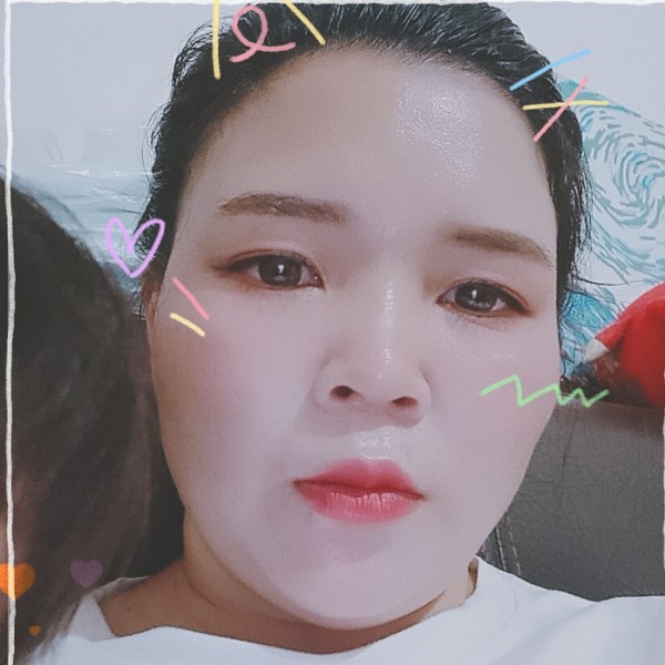 结实深拥电灯胆的照片