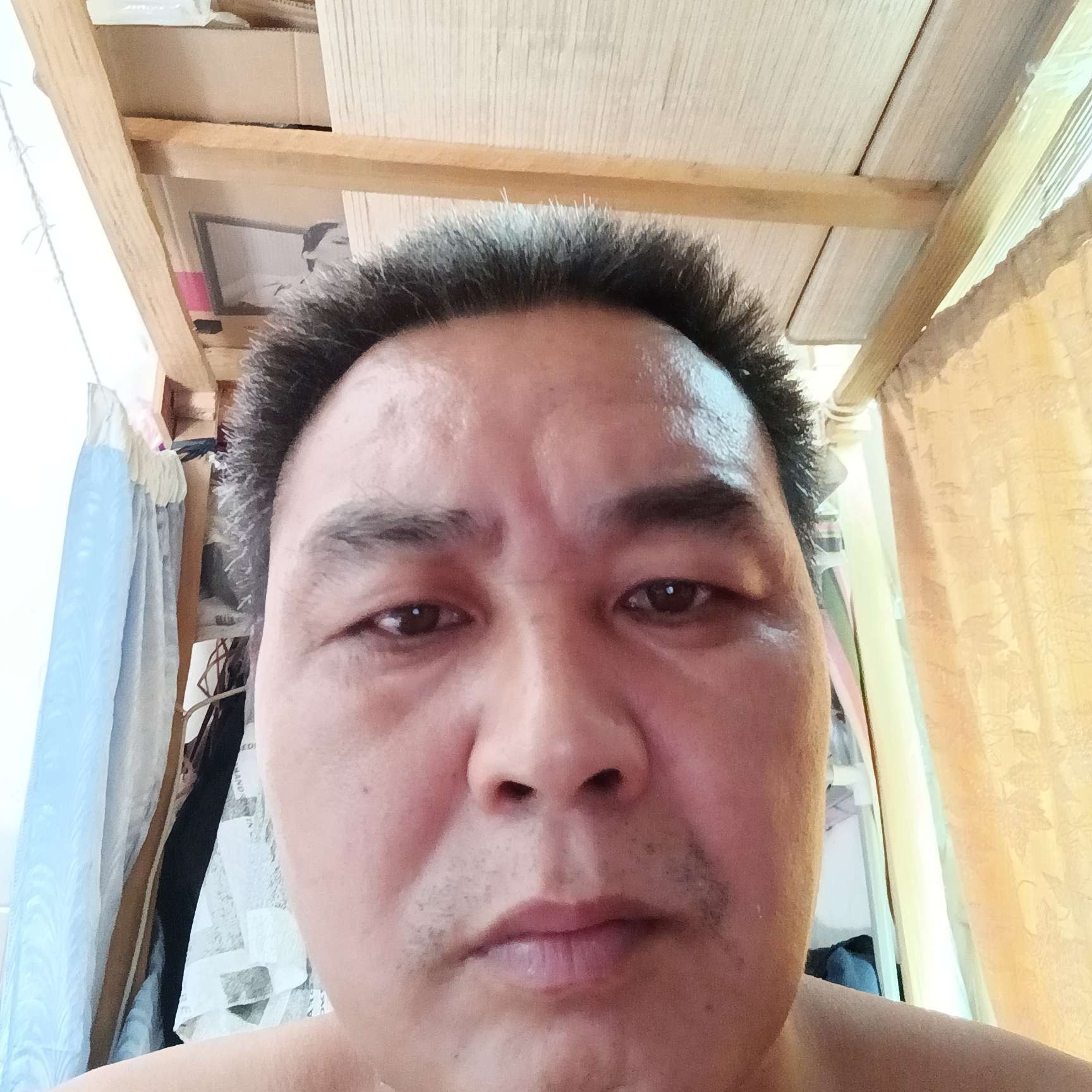 故意踢山水的照片