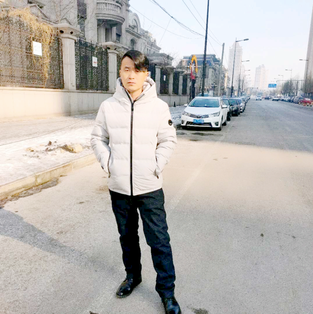 皮带挽手平常的照片