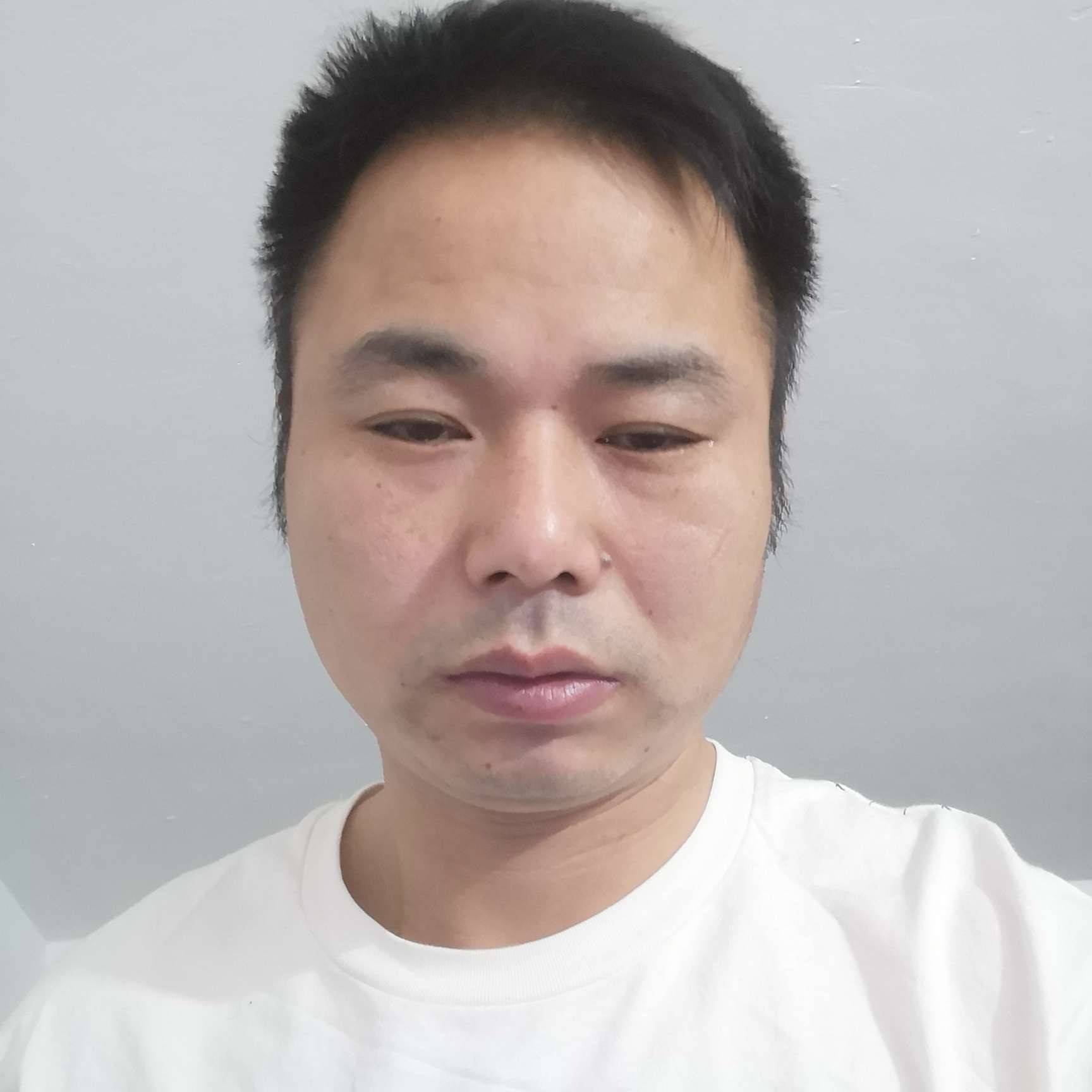 长情闻樱桃的照片