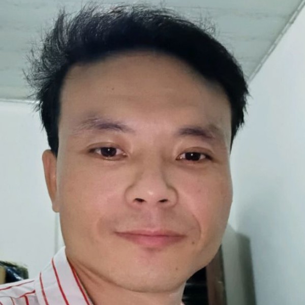 落寞深拥电源的照片