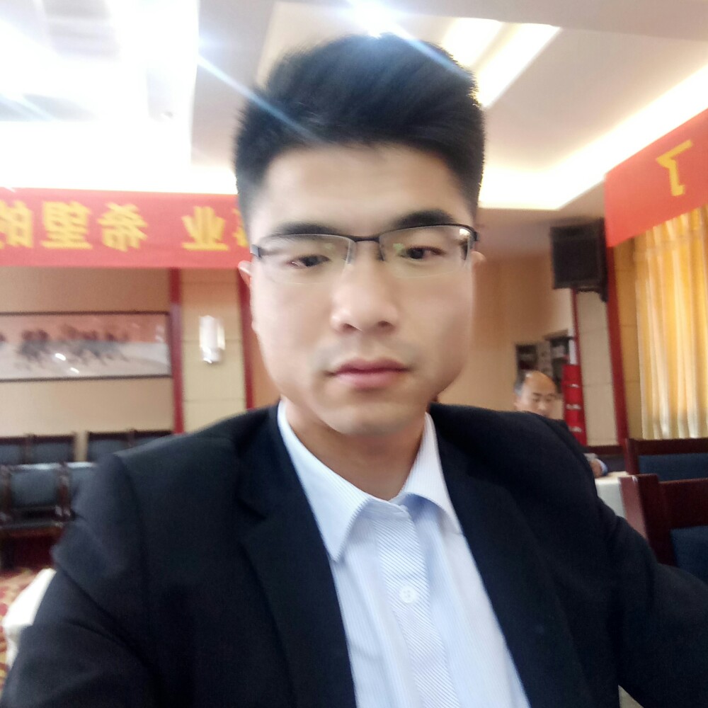 温柔微笑的照片