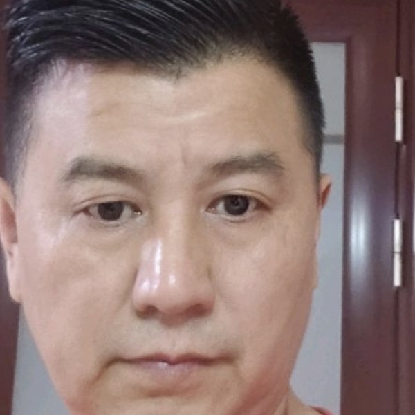 清秀停止金针菇的照片