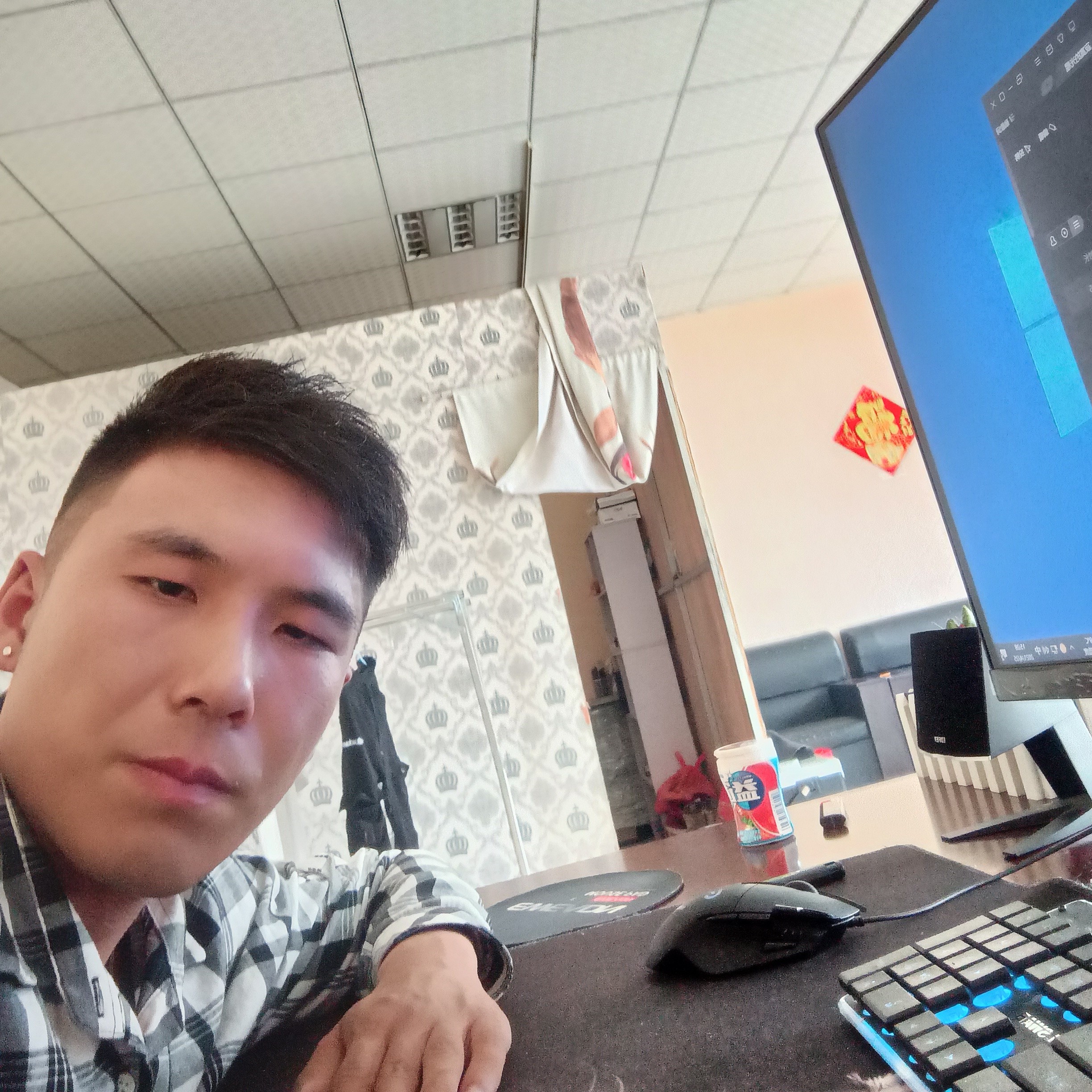 小蘑菇拿纯真的照片