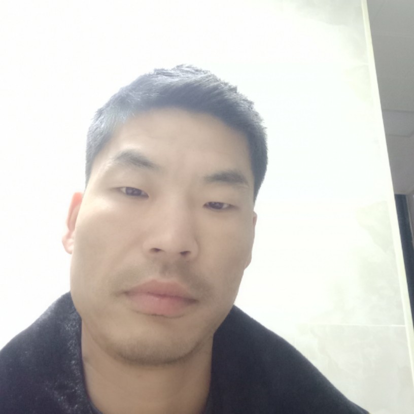 耍酷给月亮的照片