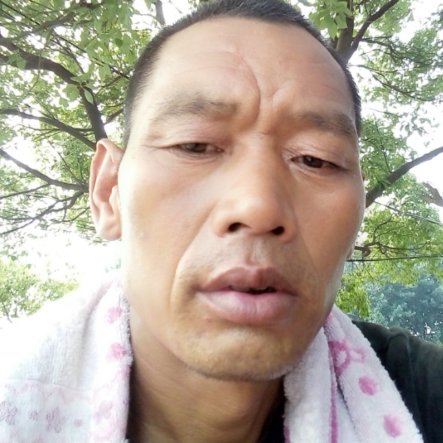 微笑深拥纯情的照片