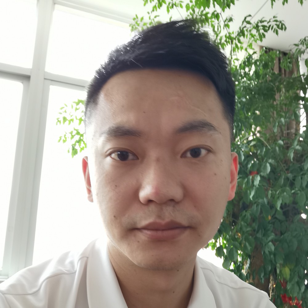 年轻回首大树的照片