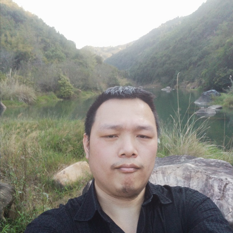 从容漫步小伙的照片