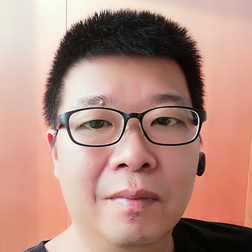 光头龙龙的照片