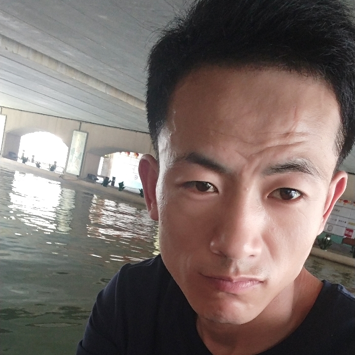 耍酷钢铁侠的照片