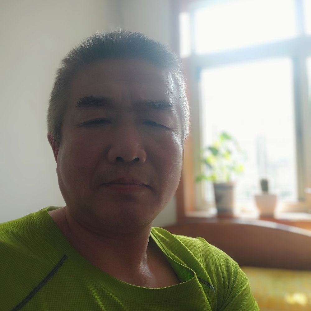 平湖邂逅高大的照片