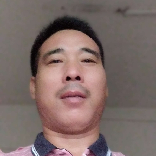 友好深拥花生的照片