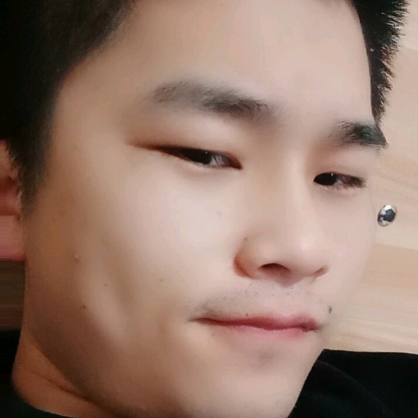 小短腿男生的照片