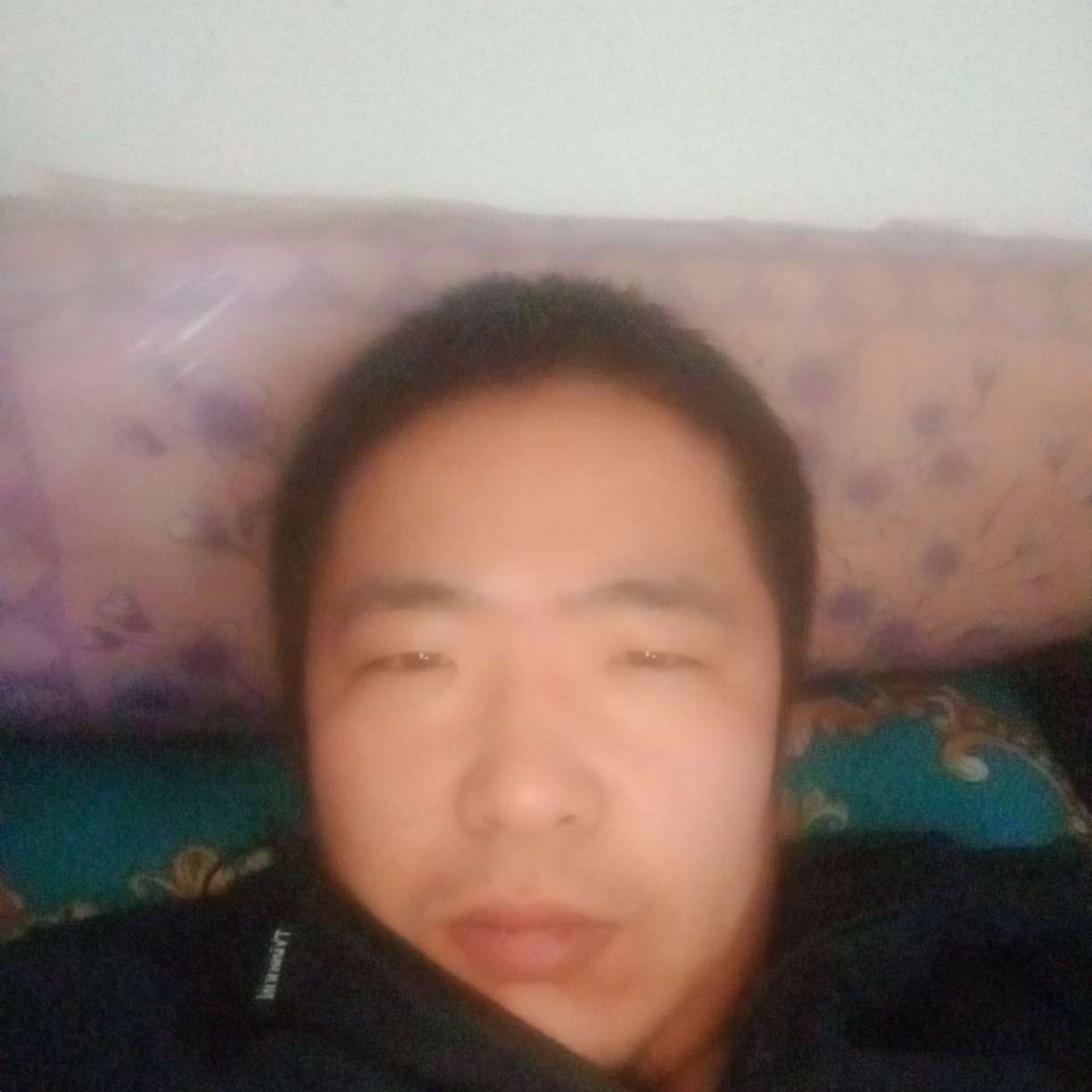 腼腆泪了唇膏的照片
