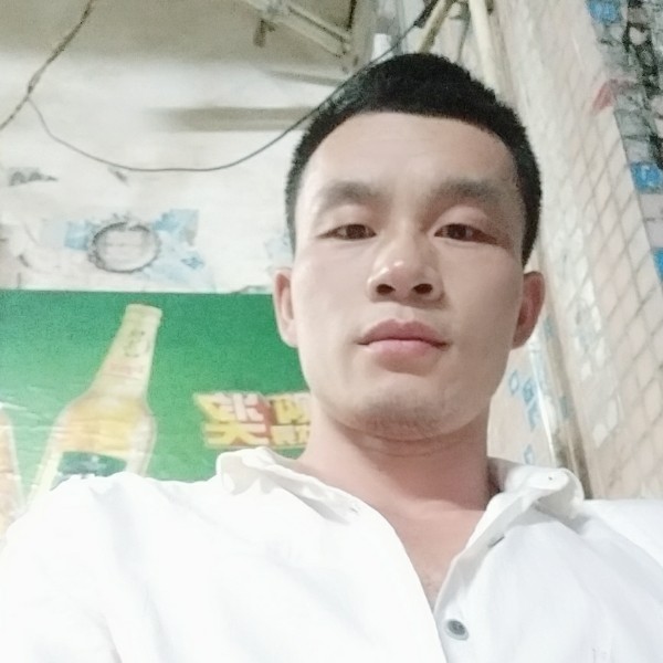 专注笑犀牛的照片