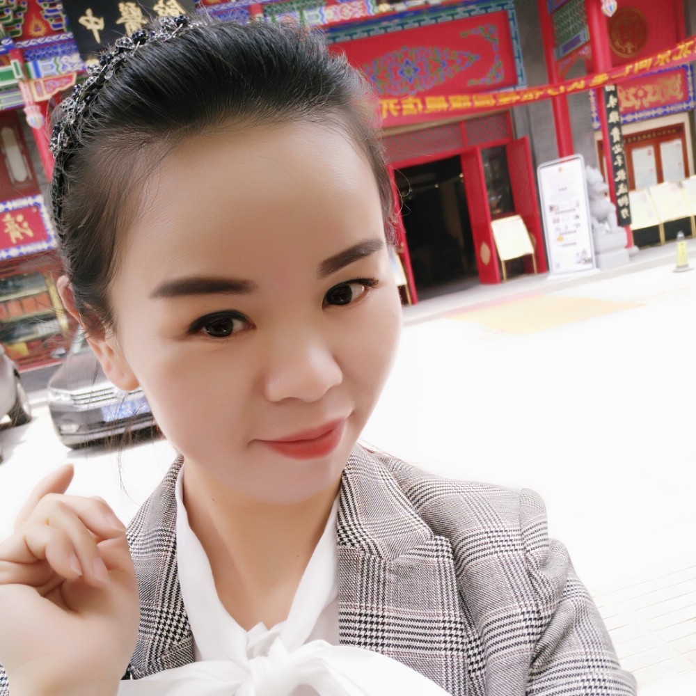认真闻蜜蜂的照片