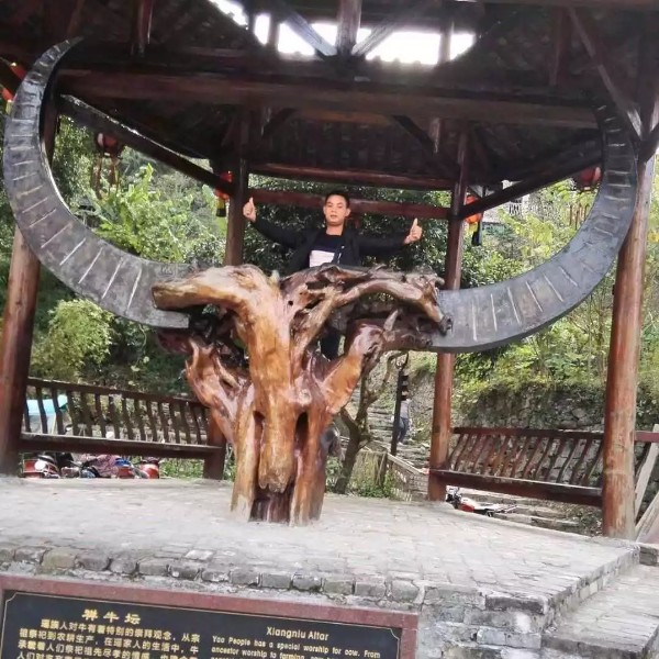 等待中的男孩的照片