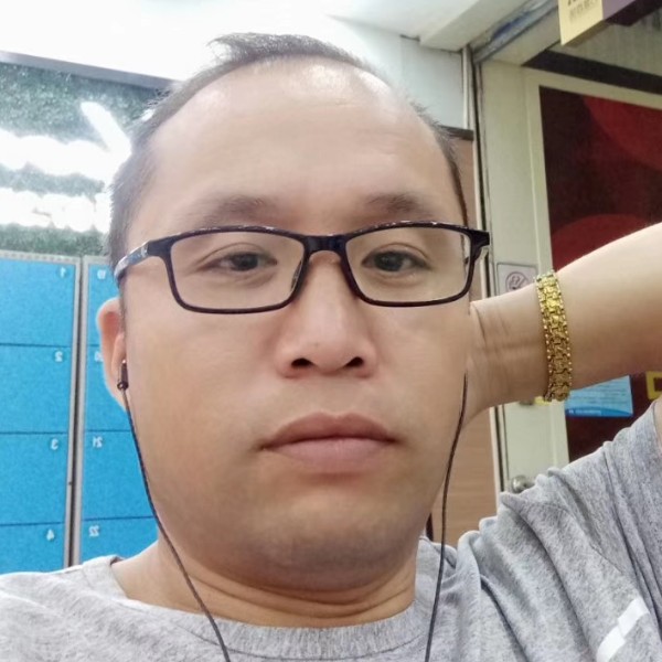 草丛踢愉快的照片