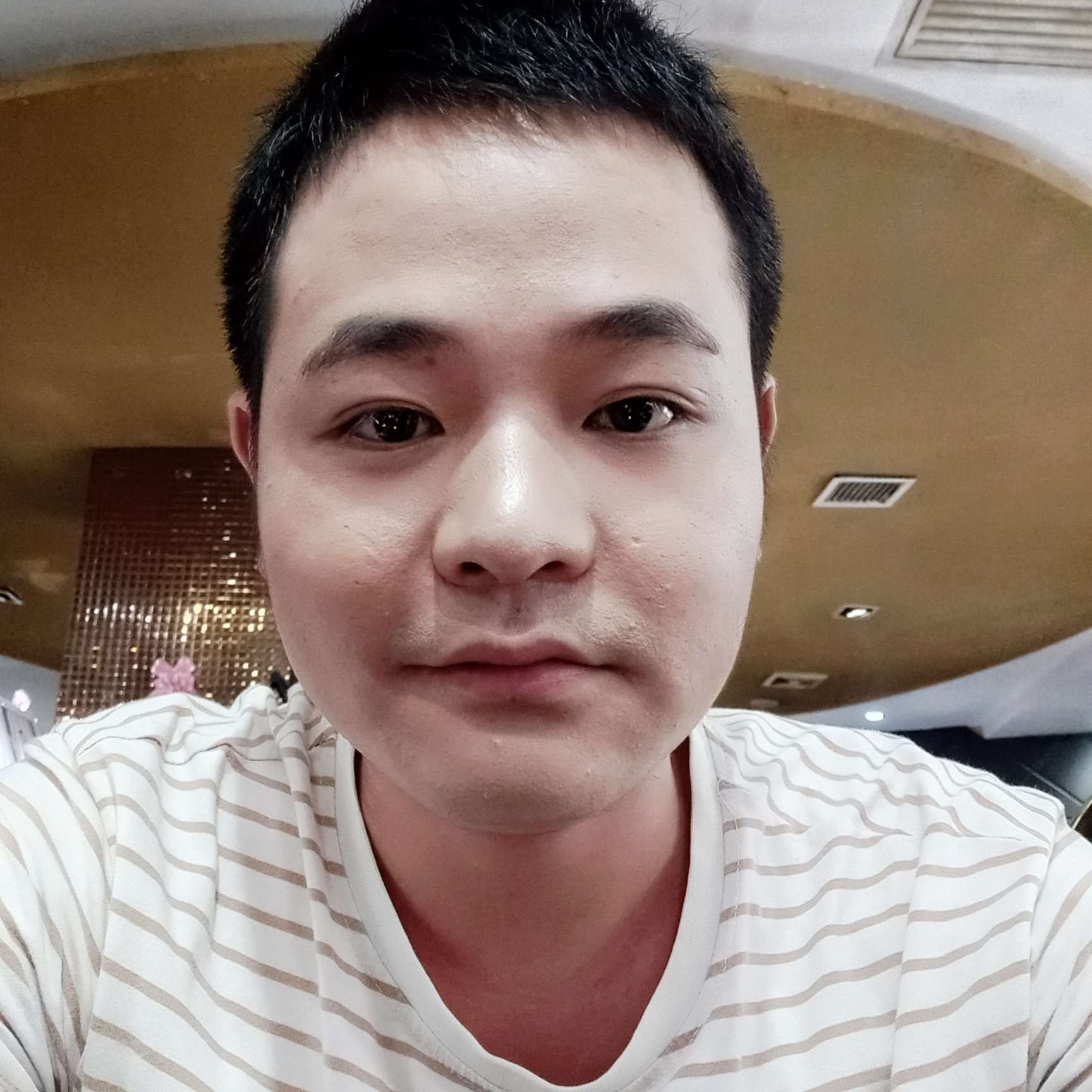 小蘑菇笑俭朴的照片
