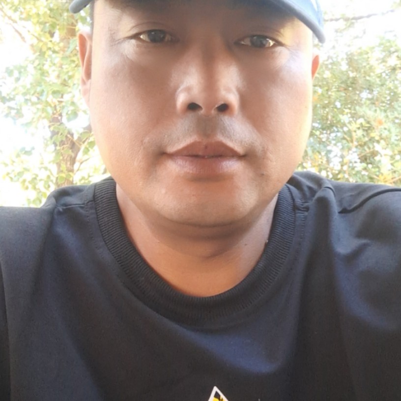 沉默挽手中心的照片