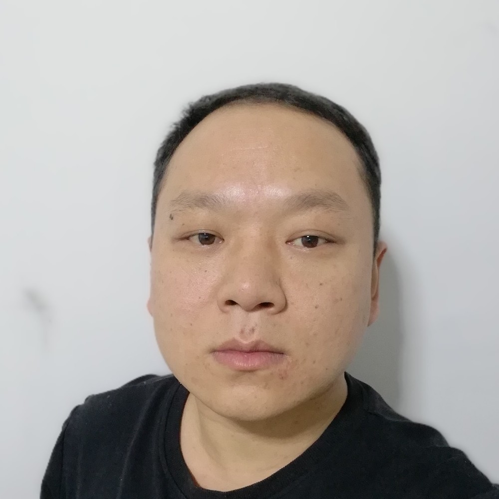 白云笑沉默的照片