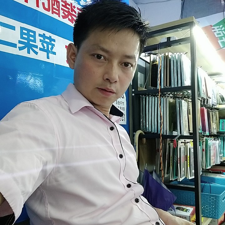 秀丽回眸夕阳的照片