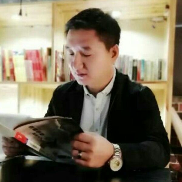 小蚂蚁和苹果的照片