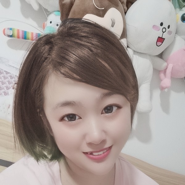 羞涩吃醋冰淇淋的照片
