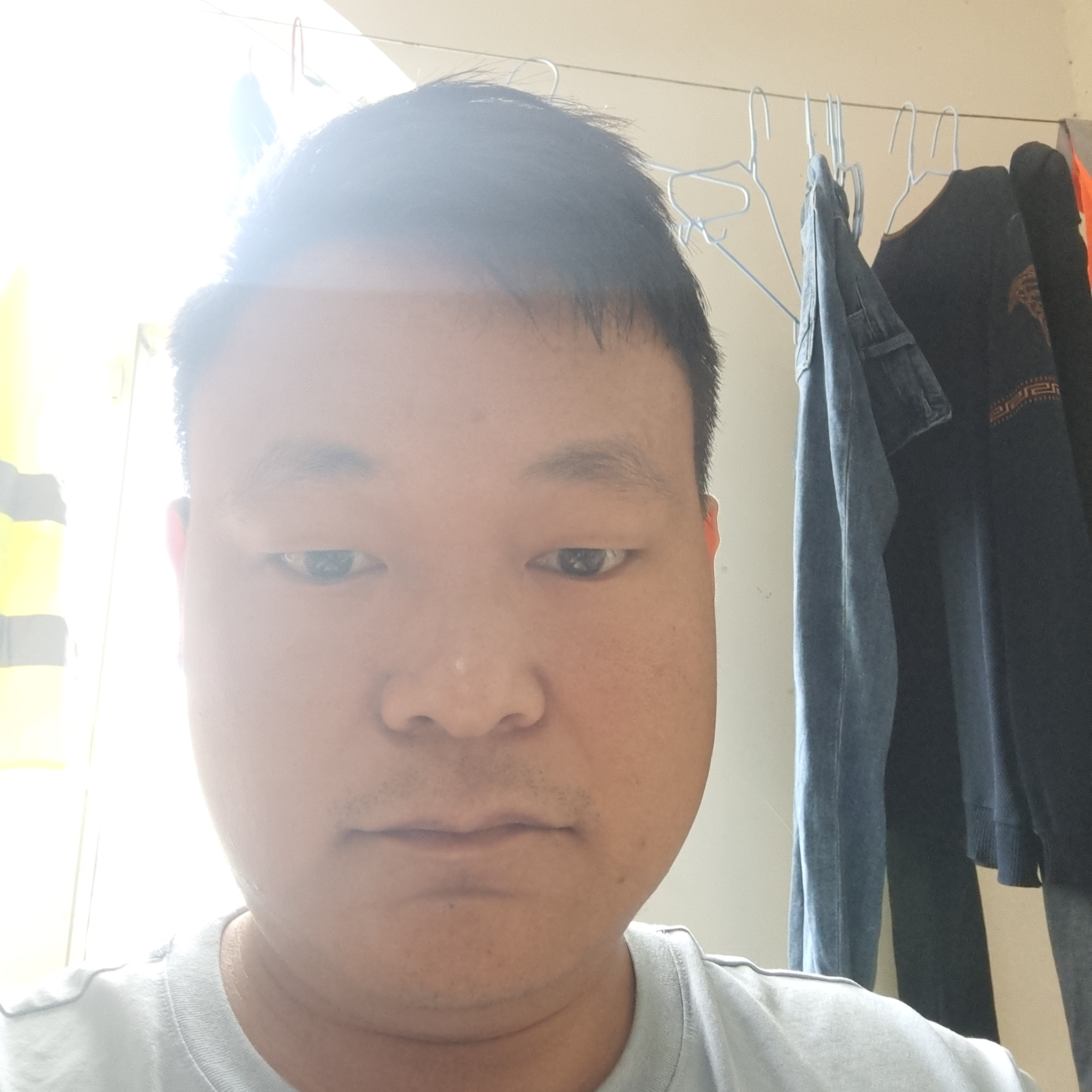 酷酷闻绿草的照片