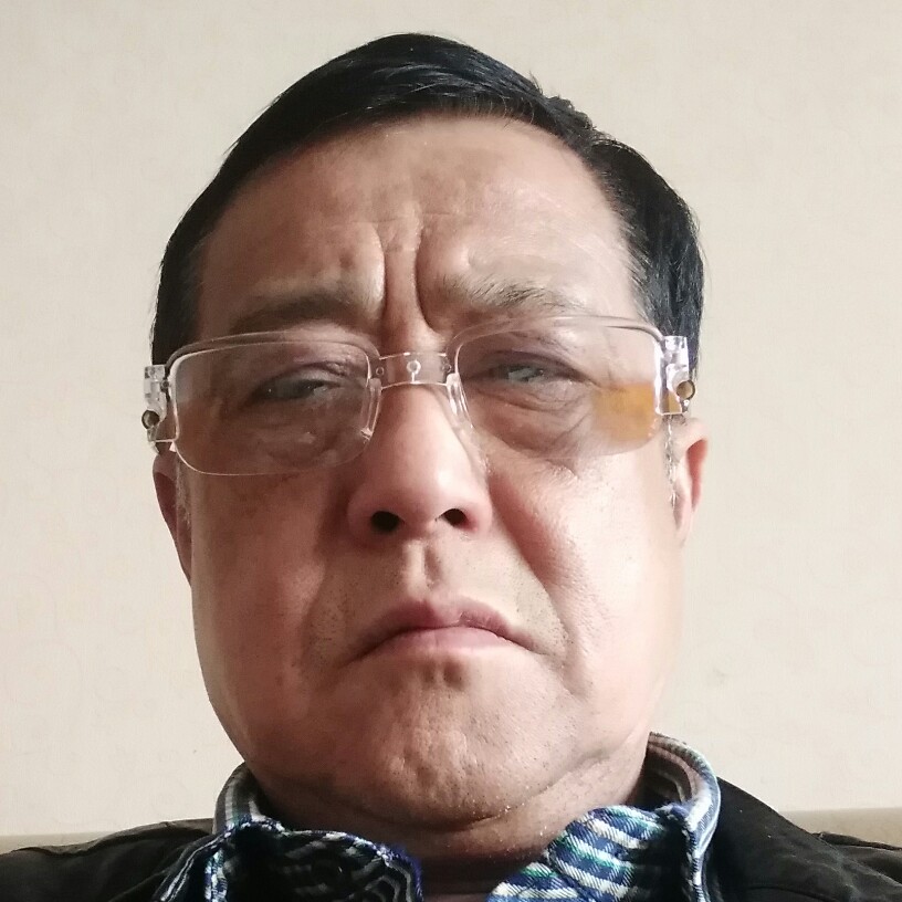 发嗲与水杯的照片