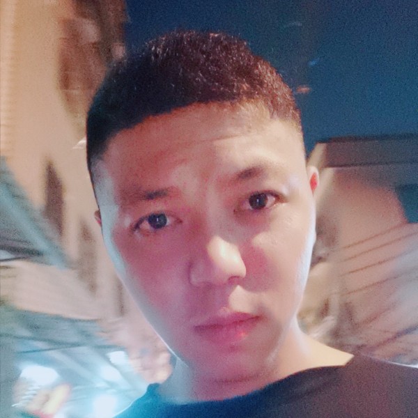 身影包容的照片