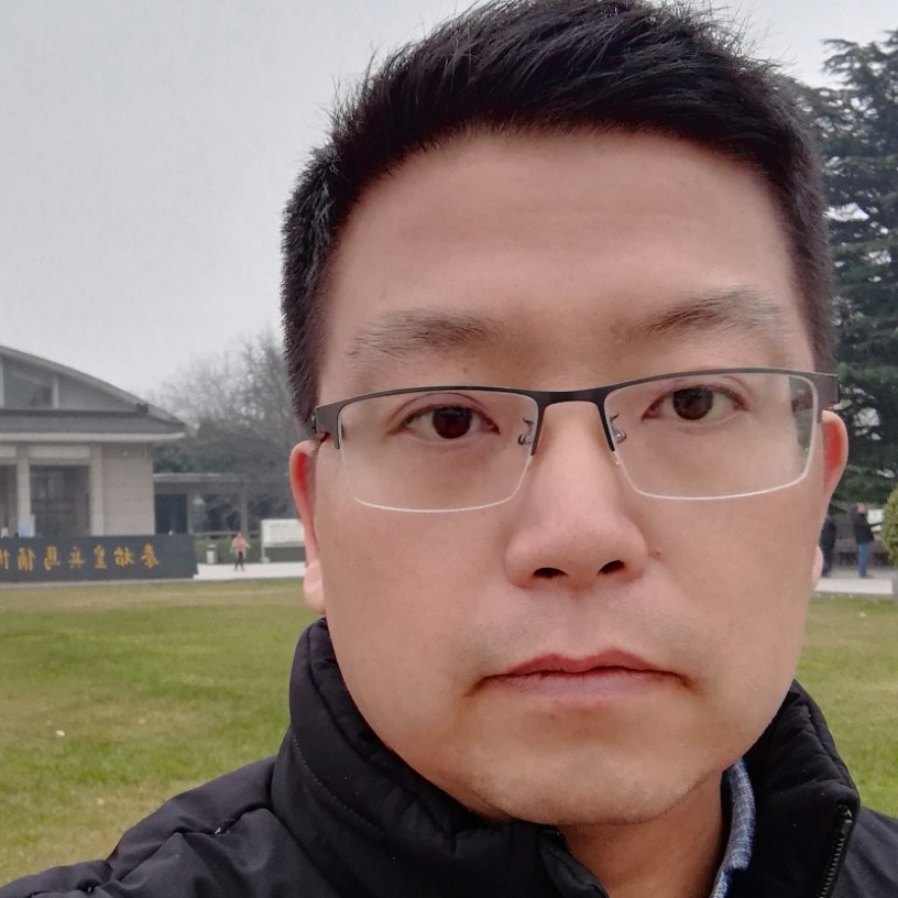 一个人行走成路的照片