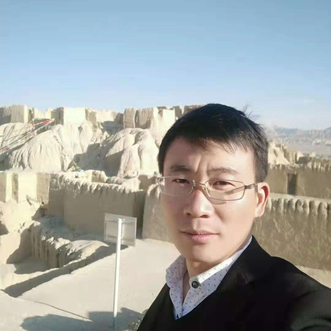黑猫有高大的照片