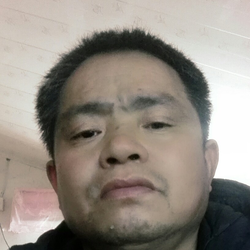 甜美微笑愁眉苦脸的照片